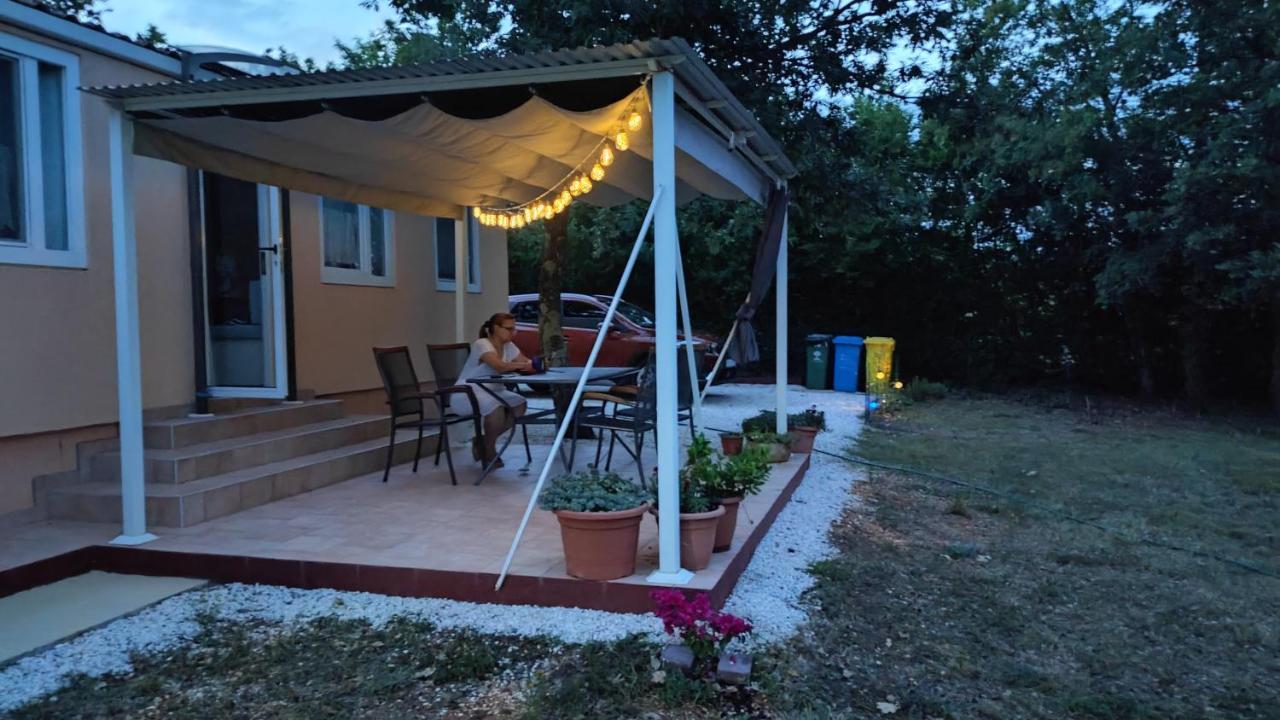 Villa Tiny House Dora Marčana Esterno foto